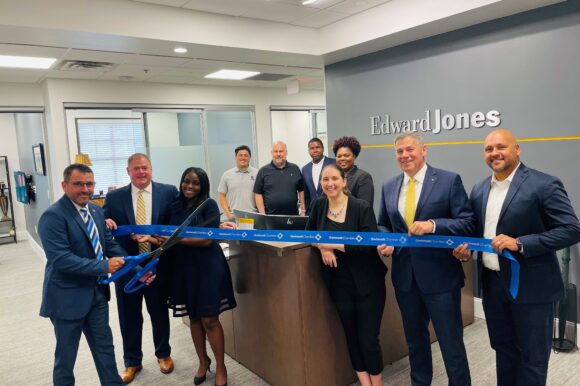 Edward Jones celebrated a new location and a new concept with a ribbon cutting ceremony!